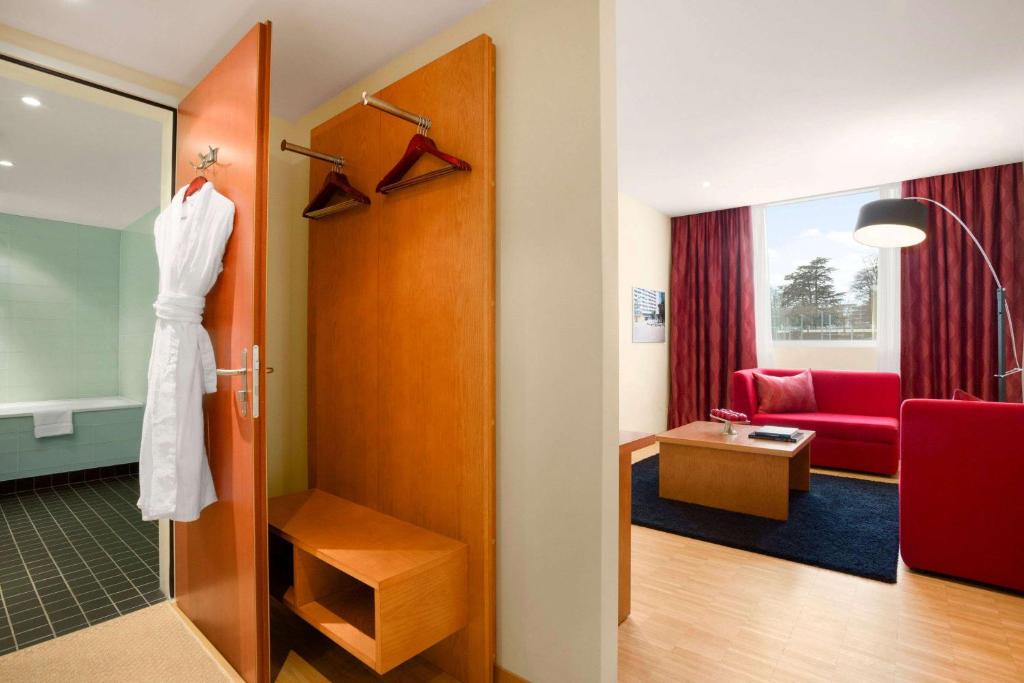 Postel nebo postele na pokoji v ubytování Ramada Encore by Wyndham Geneva