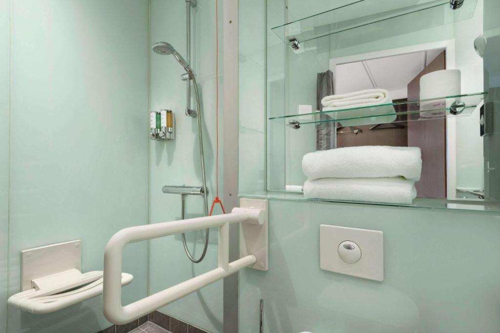 Koupelna v ubytování Ramada Encore by Wyndham Geneva