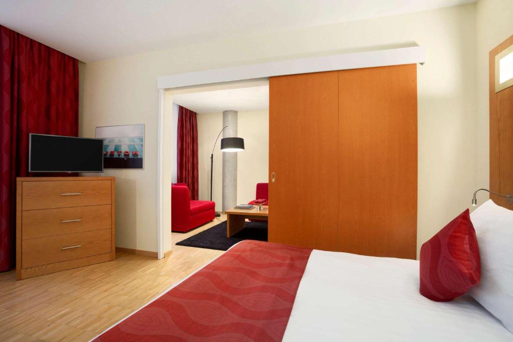 Postel nebo postele na pokoji v ubytování Ramada Encore by Wyndham Geneva