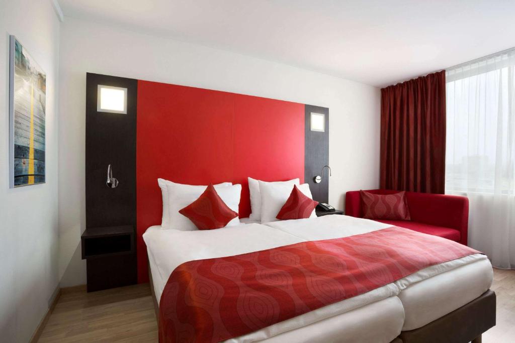 Postel nebo postele na pokoji v ubytování Ramada Encore by Wyndham Geneva