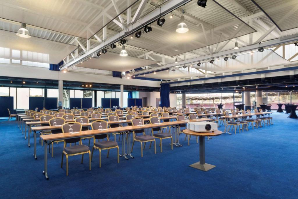 Restaurace v ubytování Ramada Encore by Wyndham Geneva