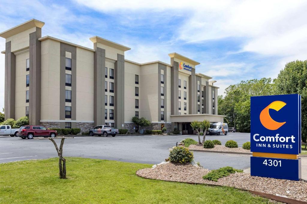 un hotel con un cartel frente a un edificio en Comfort Inn & Suites Airport, en Little Rock