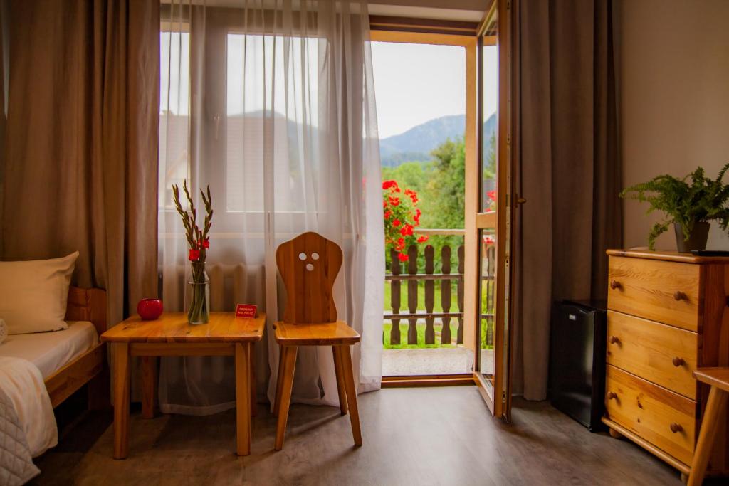 Výhľad na hory alebo výhľad na hory priamo z of the bed and breakfast