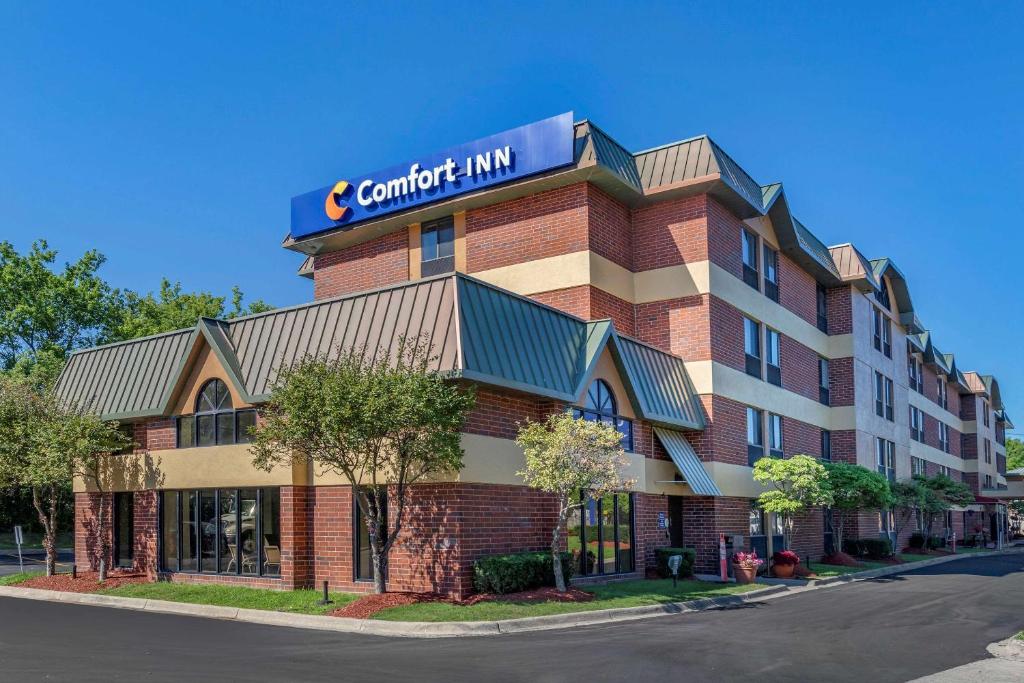 ein Gebäude mit einem Schild darüber in der Unterkunft Comfort Inn Near Greenfield Village in Dearborn