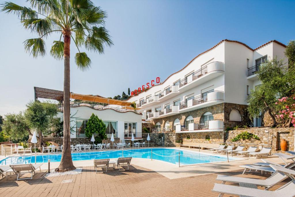 een hotel met een zwembad en een resort bij Hotel Moresco in Diano Marina
