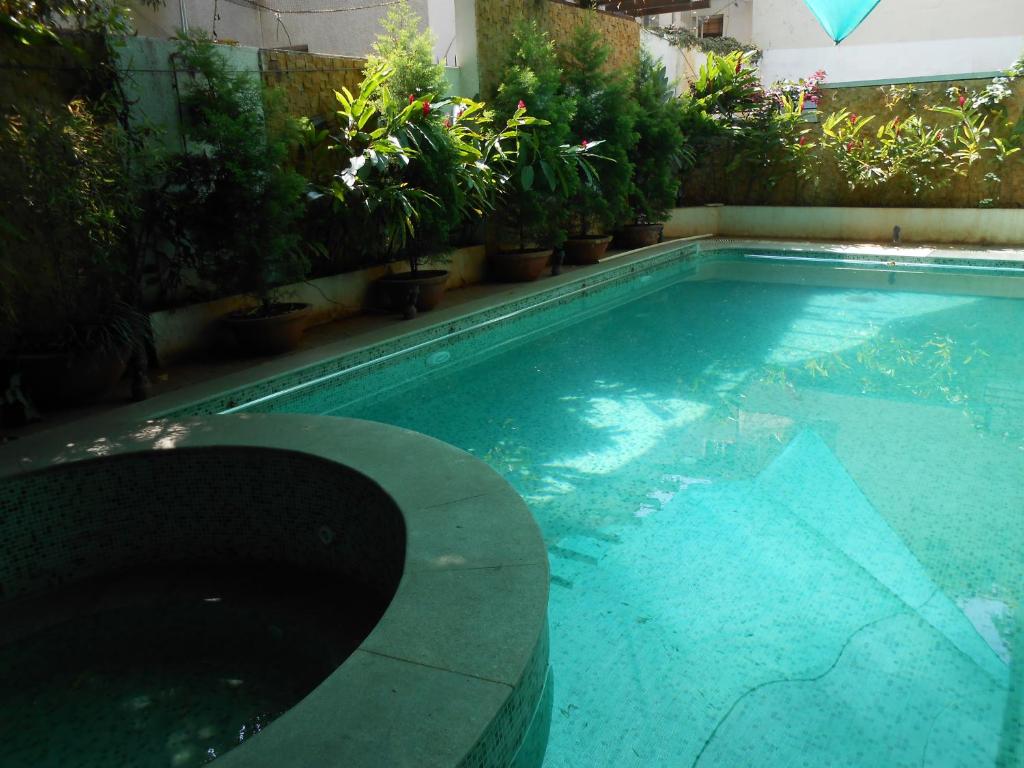 uma piscina com plantas ao lado de um edifício em Brunton Heights Executive Suites em Bangalore