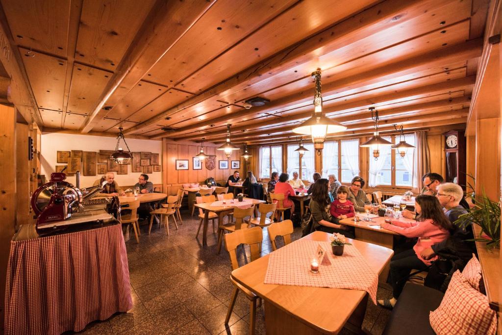 Restaurace v ubytování Hotel Weisses Kreuz