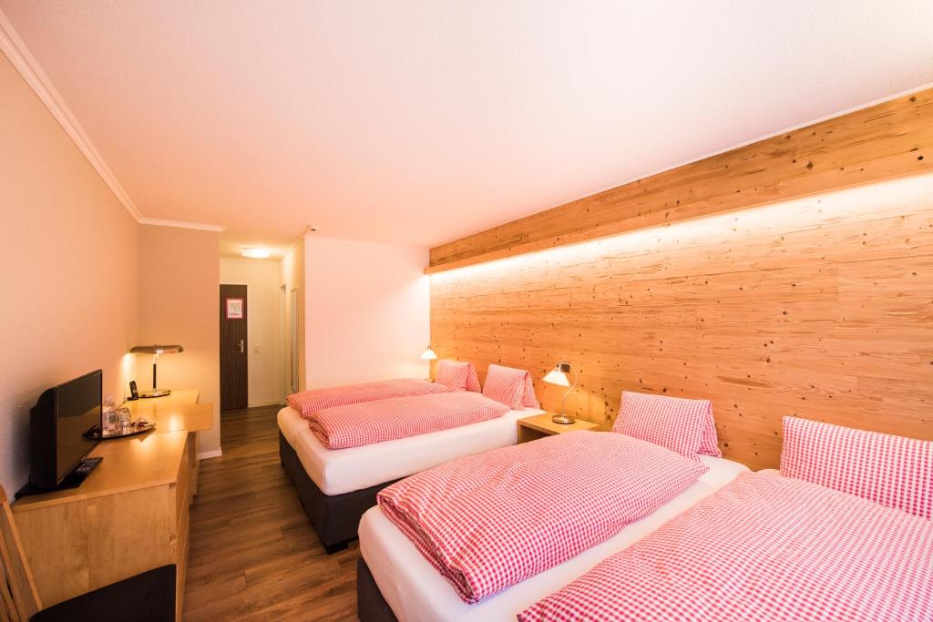 Postel nebo postele na pokoji v ubytování Hotel Weisses Kreuz