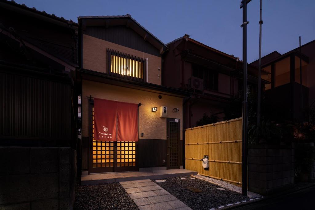 dom z bramą i czerwoną zasłoną w obiekcie Connect inn Kujo-Kawaramachi w mieście Kioto