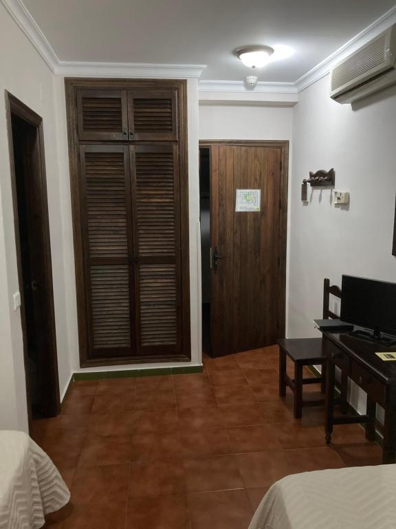TV a/nebo společenská místnost v ubytování Hotel La Yedra