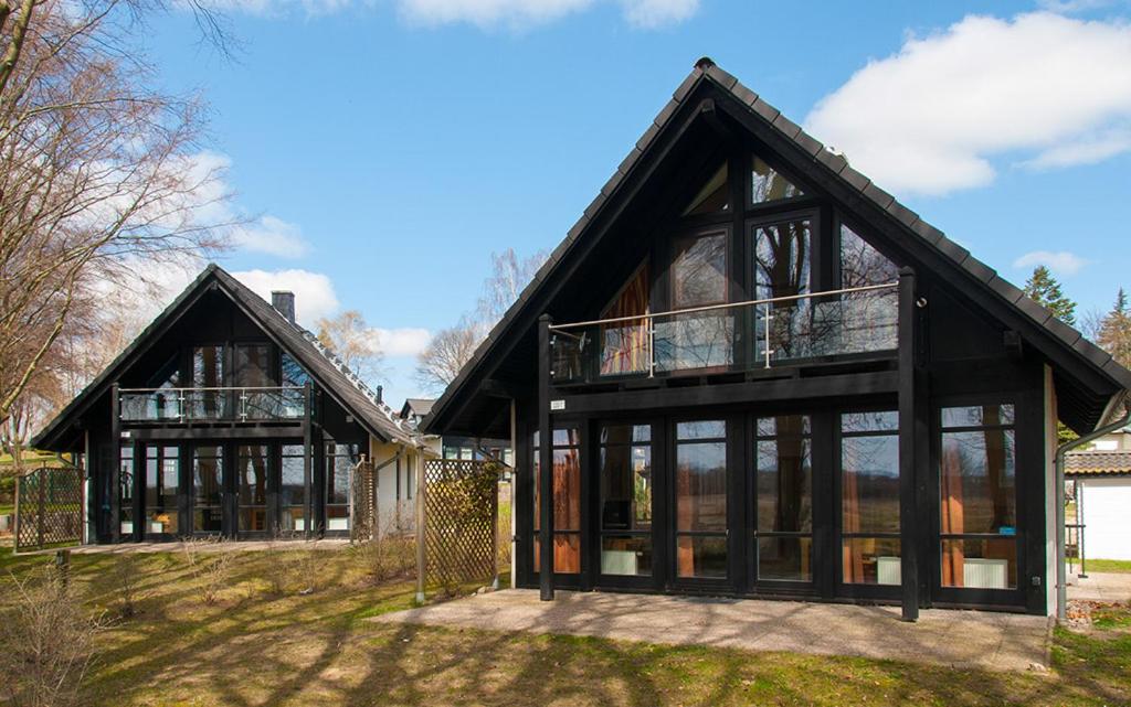 een groot huis met glazen ramen bij Ferienhaus Plau am See, direkt am Wasser in Plau am See