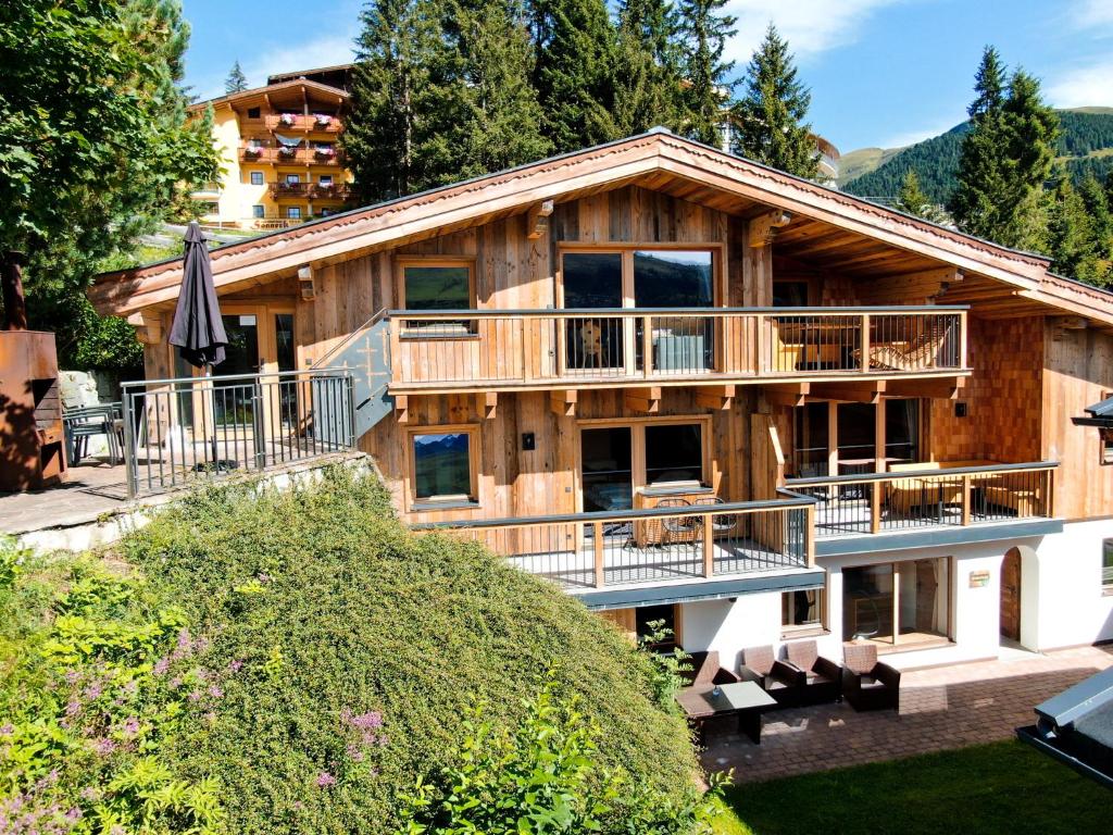 Cette maison en rondins dispose d'une terrasse. dans l'établissement Enzian Wohnung B, à Königsleiten