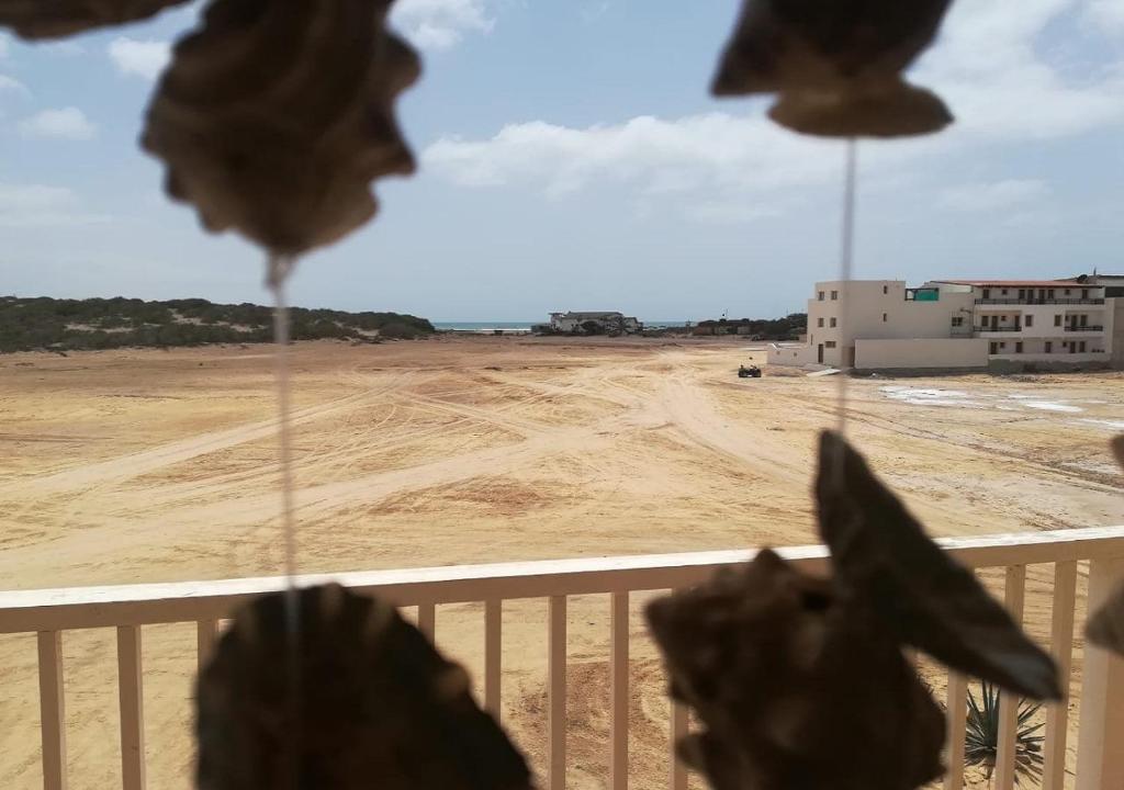 vistas a un campo de tierra desde el balcón en Pedra do Sol Praia Estoril Sal Rei FREE WI-FI, en Sal Rei