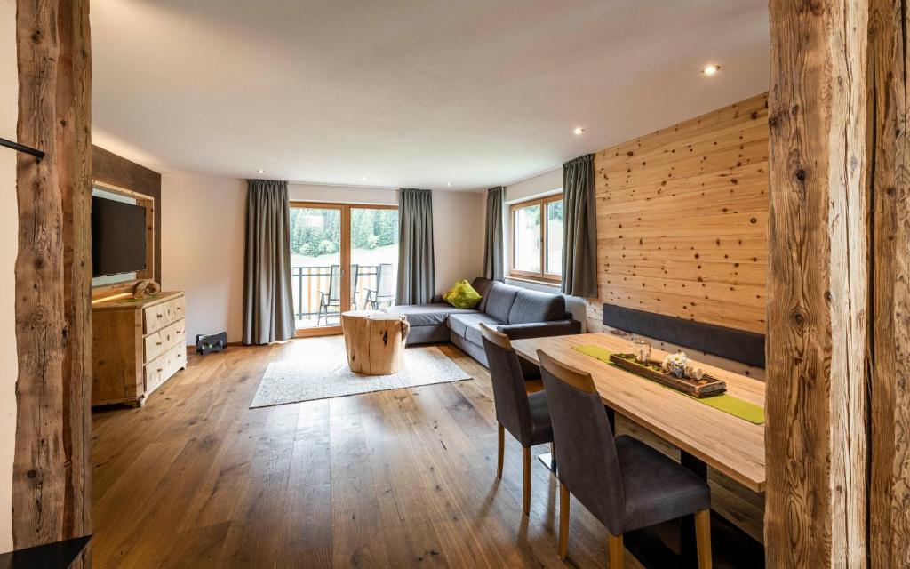a living room with a table and a couch at Unterlutaschg-Chalet Appartement am Hof in Slingia