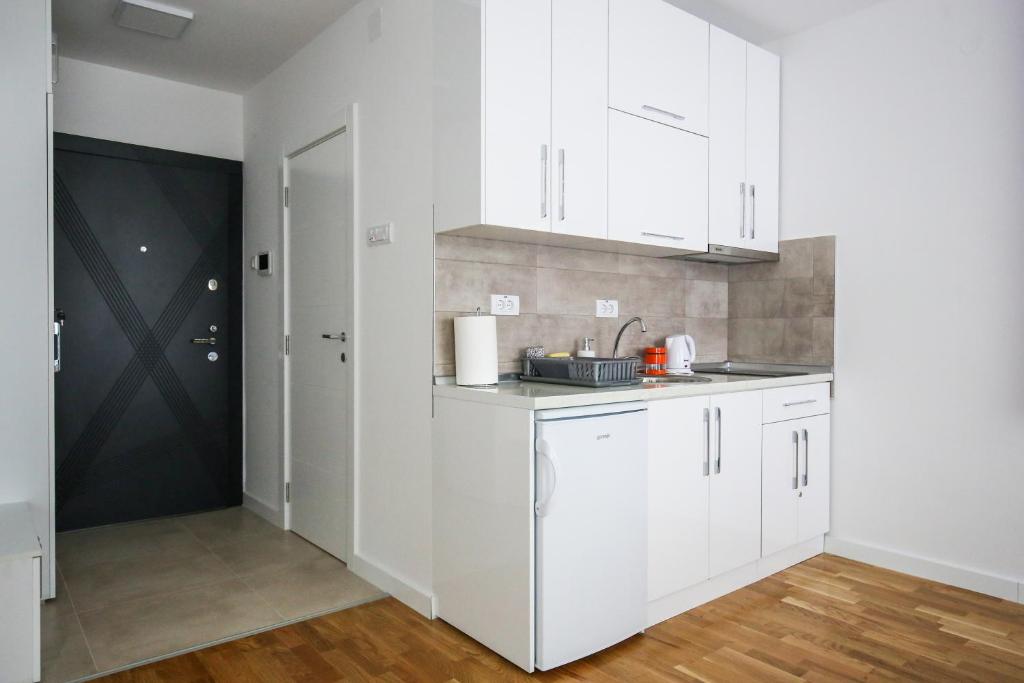 Kuchyň nebo kuchyňský kout v ubytování MANIROSI 3 apartman