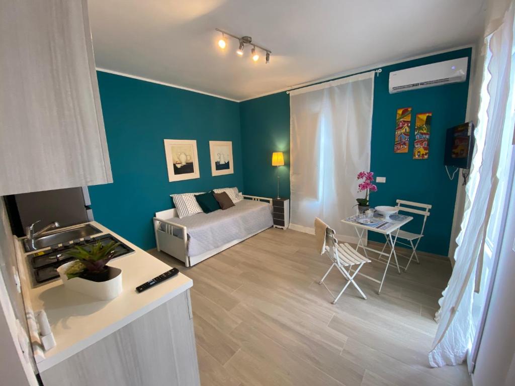 ein Wohnzimmer mit einem Bett und einem Tisch in der Unterkunft HOME CITY in Castellammare del Golfo