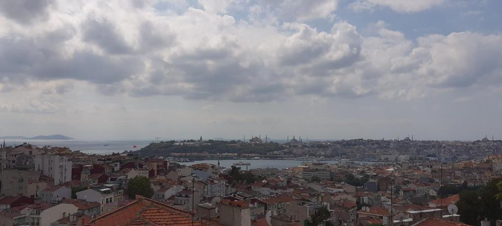 Nespecifikovaný výhled na destinaci Istanbul nebo výhled na město při pohledu z hotelu