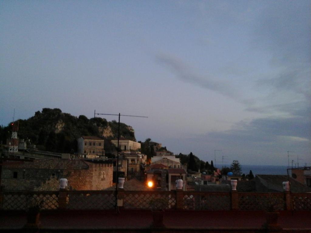 vista di una città di notte con una montagna di appartamento odeon a Taormina