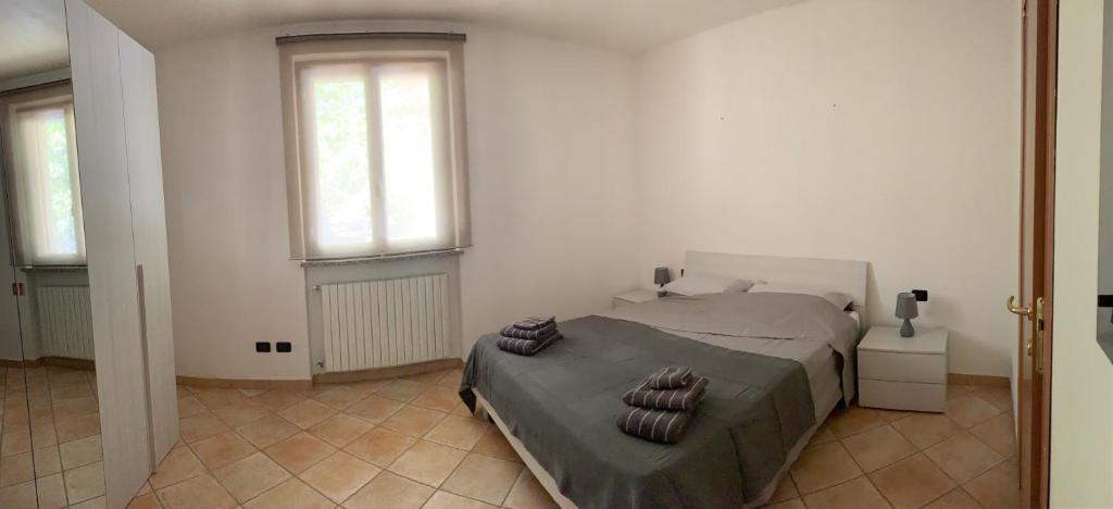 A bed or beds in a room at Garden Hill BnB