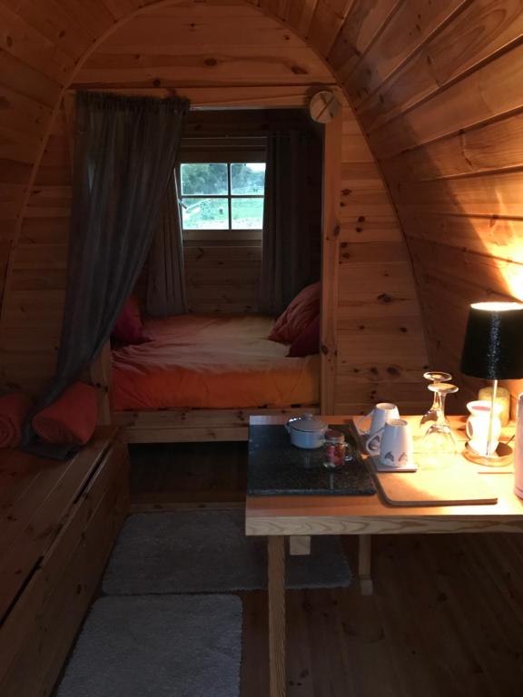 Postel nebo postele na pokoji v ubytování Norwell view farm glamping with hot tubs