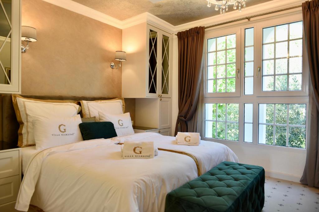 Postel nebo postele na pokoji v ubytování Villa Giardino Heritage Boutique Hotel Bol