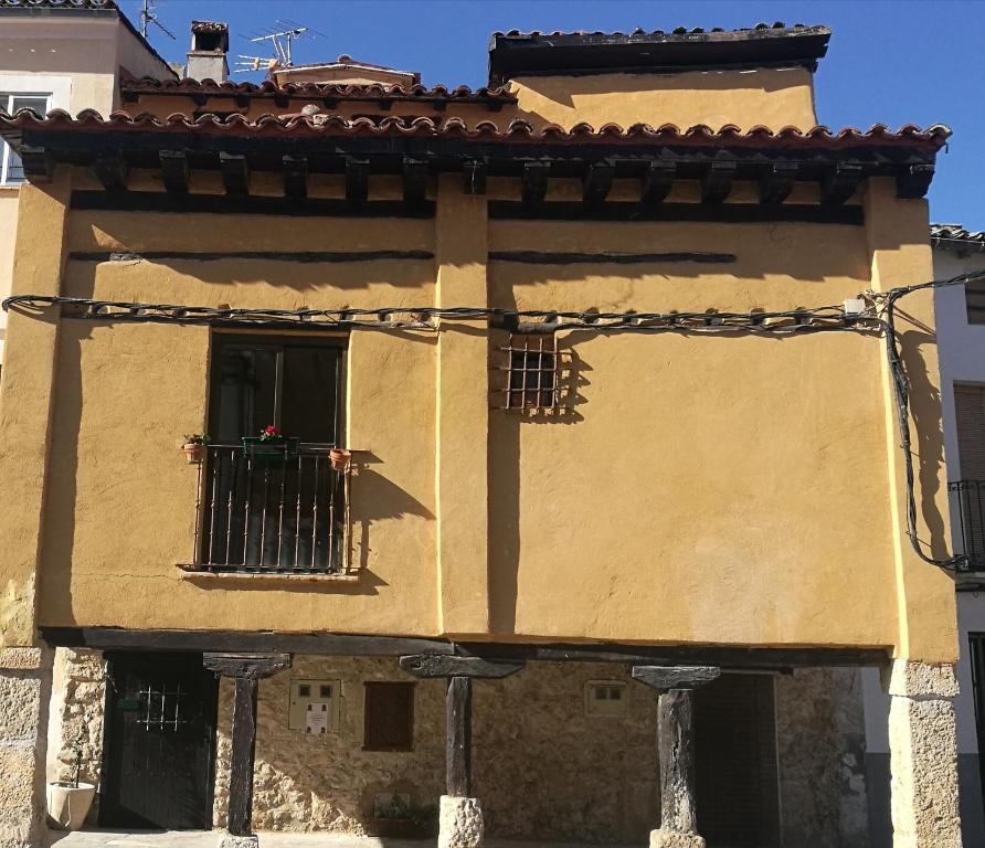 a building with a window and a balcony at El Soportalillo de la Fuente Vieja in Tendilla