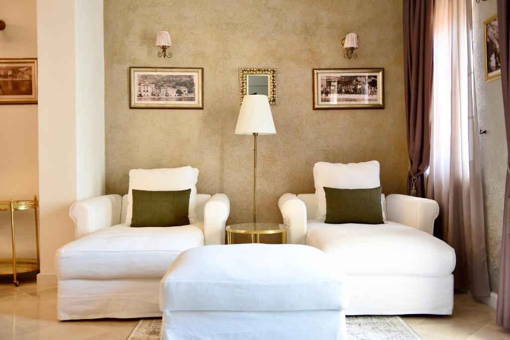 Postel nebo postele na pokoji v ubytování Villa Giardino Heritage Boutique Hotel Bol