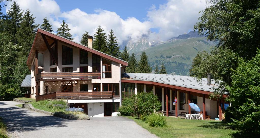 ein Haus in den Bergen mit einem Berg in der Unterkunft Auberge de Jeunesse HI Séez in Séez