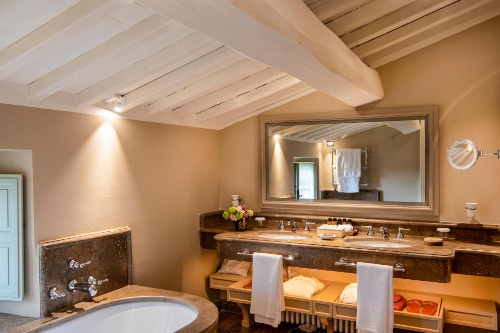 Koupelna v ubytování Borgo San Felice Resort