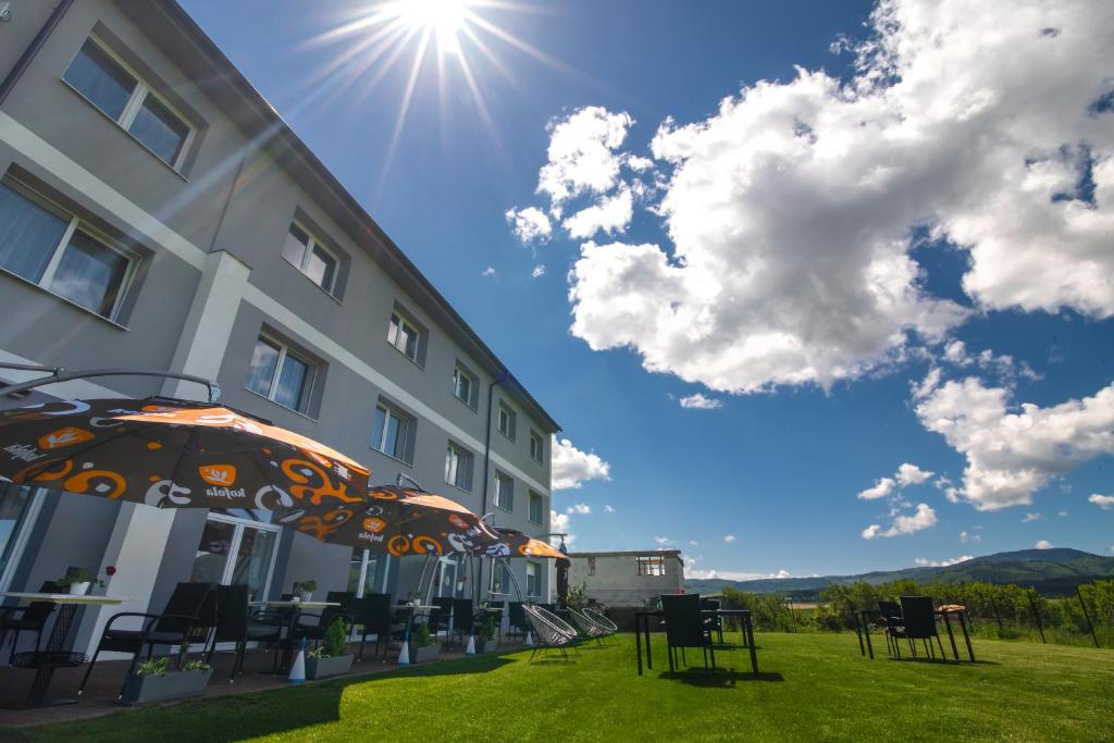 Nespecifikovaný výhled na hory nebo výhled na hory při pohledu z hotelu