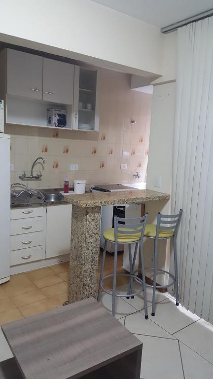  Ótimo apartamento no Centro mobiliado e com garagem