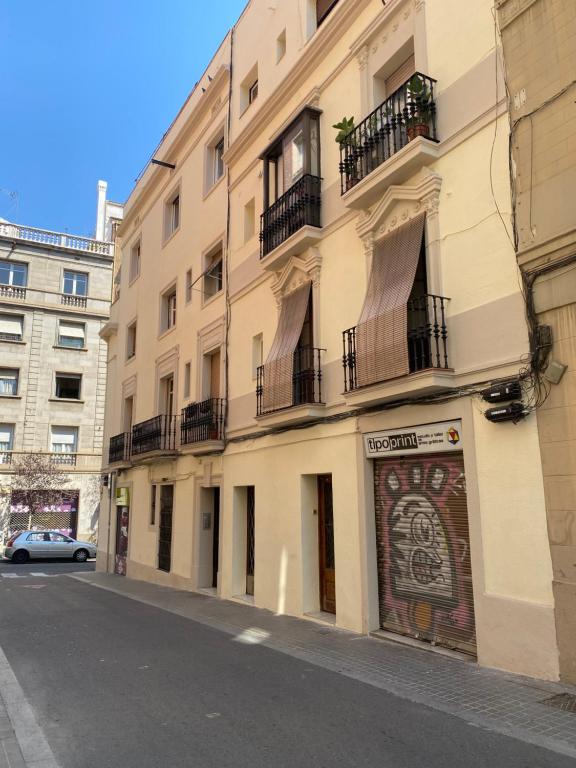 un edificio con un mural en un lateral de él en una calle en Heart of Gracia, en Barcelona