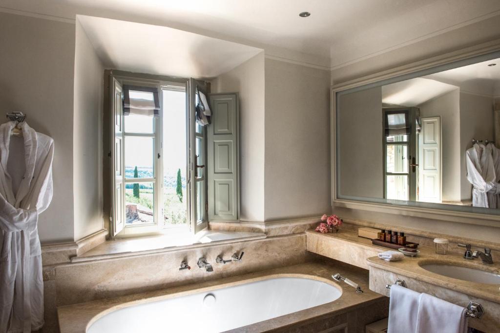 Koupelna v ubytování Borgo San Felice Resort