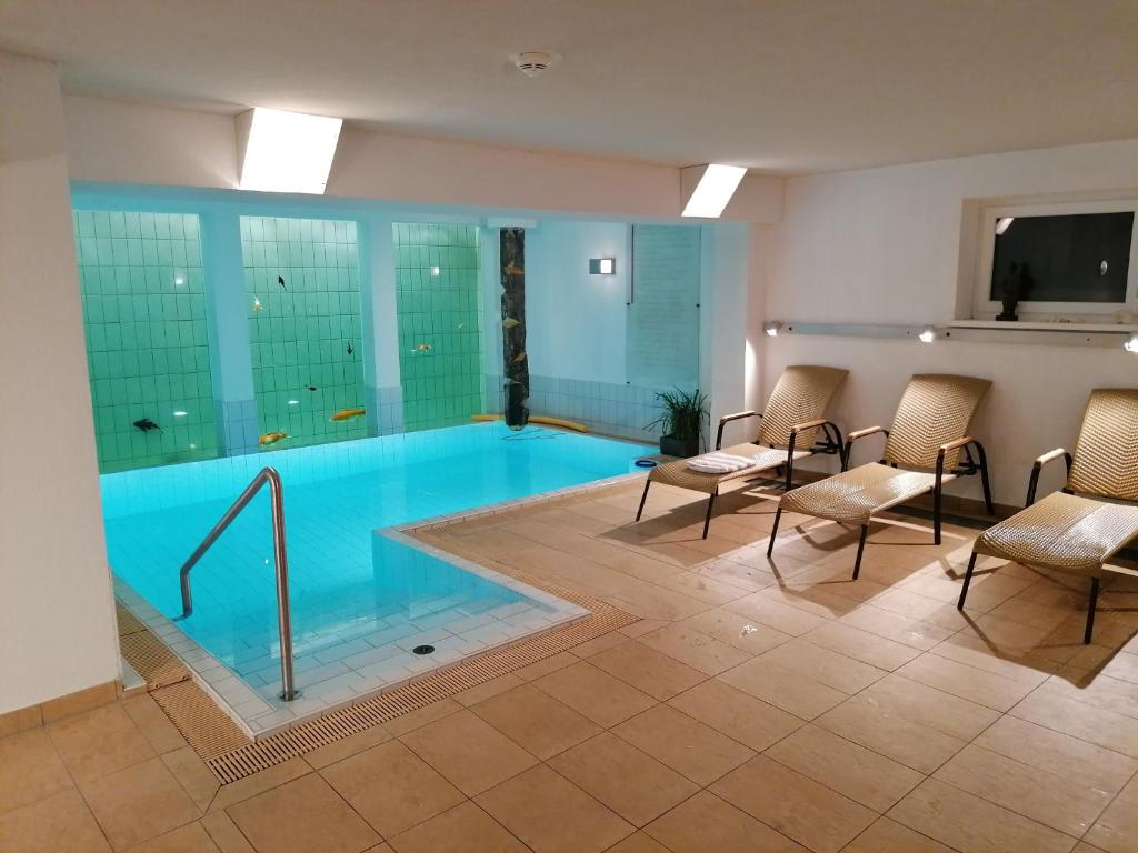 Bazén v ubytování Adler Hotel-Pension nebo v jeho okolí