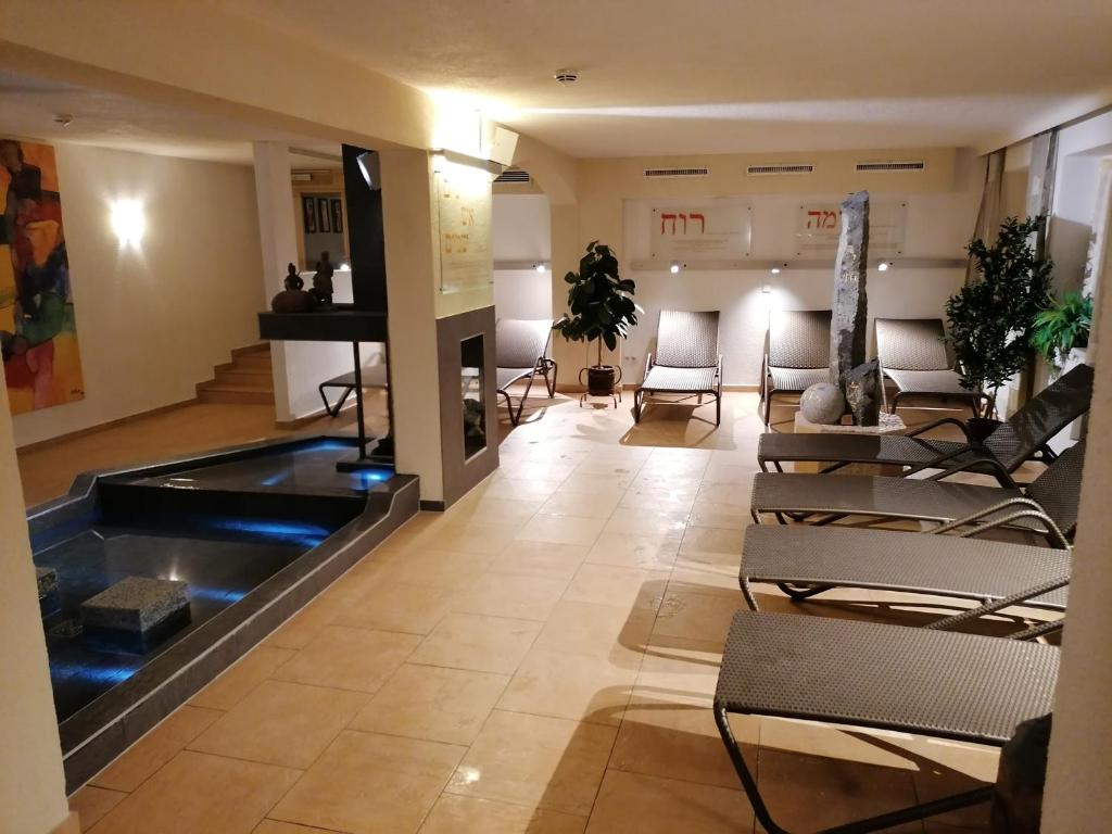 Bazén v ubytování Adler Hotel-Pension nebo v jeho okolí
