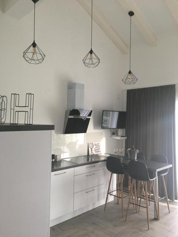 Kuchyň nebo kuchyňský kout v ubytování Ada Vis Apartments