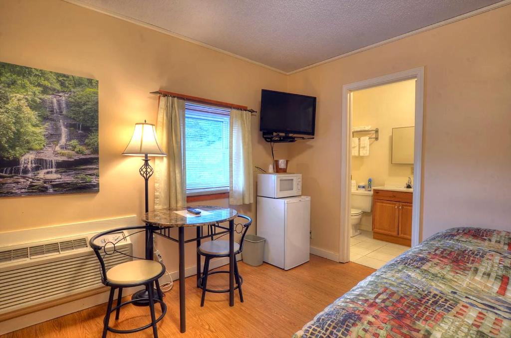 Riverbend Lodging - King Room NO River View