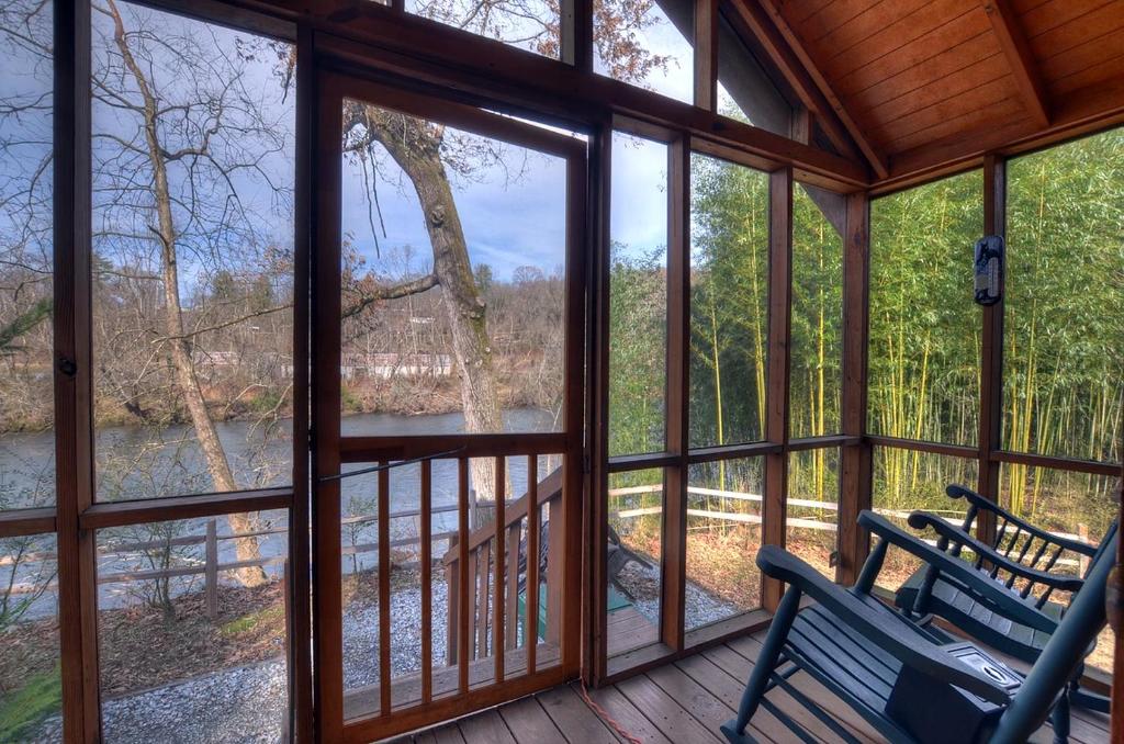 Riverbend Lodging - Cedar Cabin With River View
