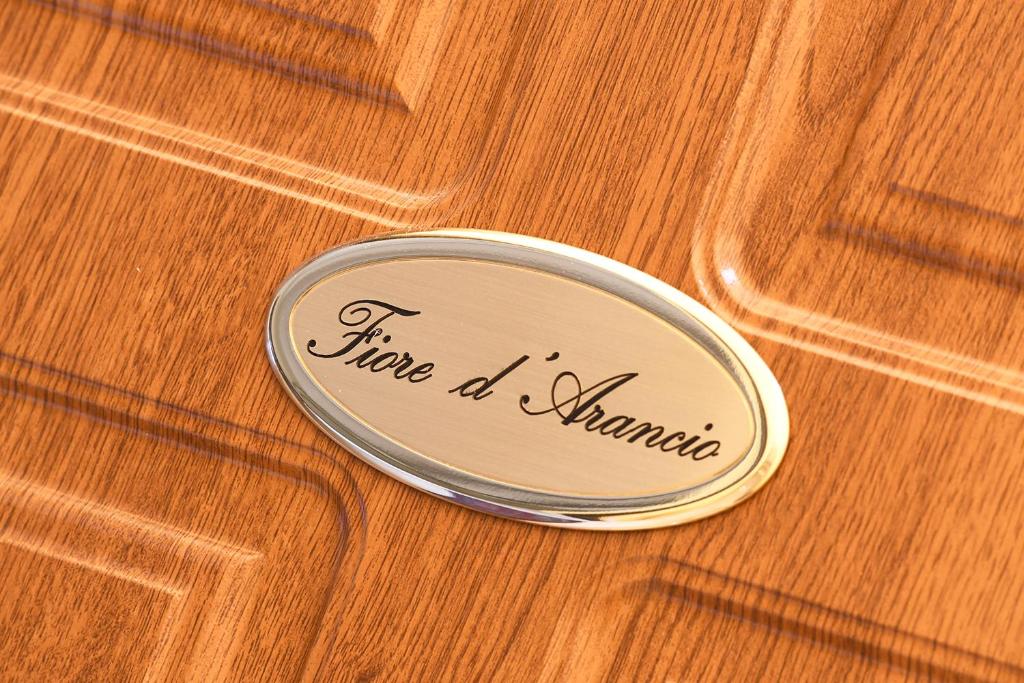 un disque métallique avec les mots "fire aammal" sur une table en bois dans l'établissement Fiore d'arancio Luxury City Center Apartment, à Vérone
