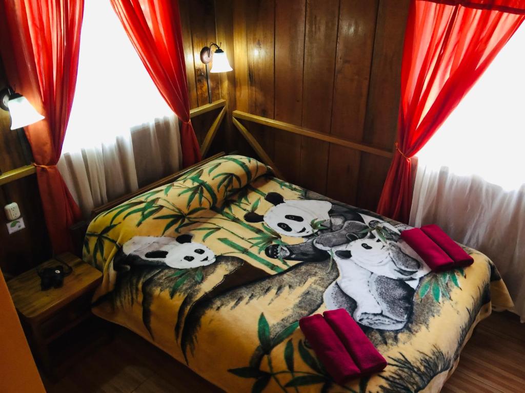 Postel nebo postele na pokoji v ubytování Cabañas Armonía y Jardín de Orquídeas