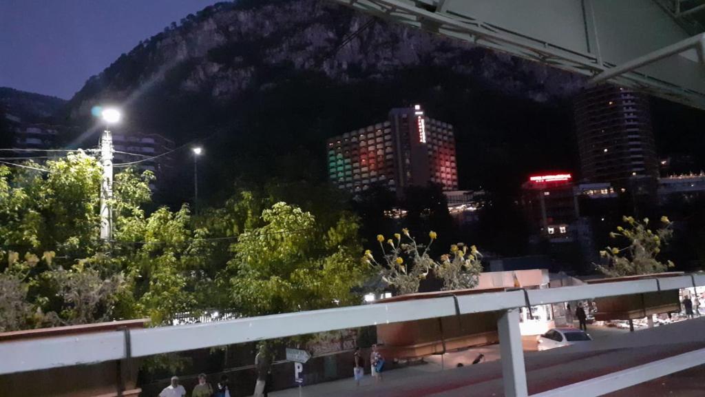 - une vue sur une ville de nuit avec des bâtiments dans l'établissement APARTAMENTE TURISTICE ZONA HOTELIERA 3 CAMERE WIFII , AER CONDITIONAT Baile Herculane, à Băile Herculane