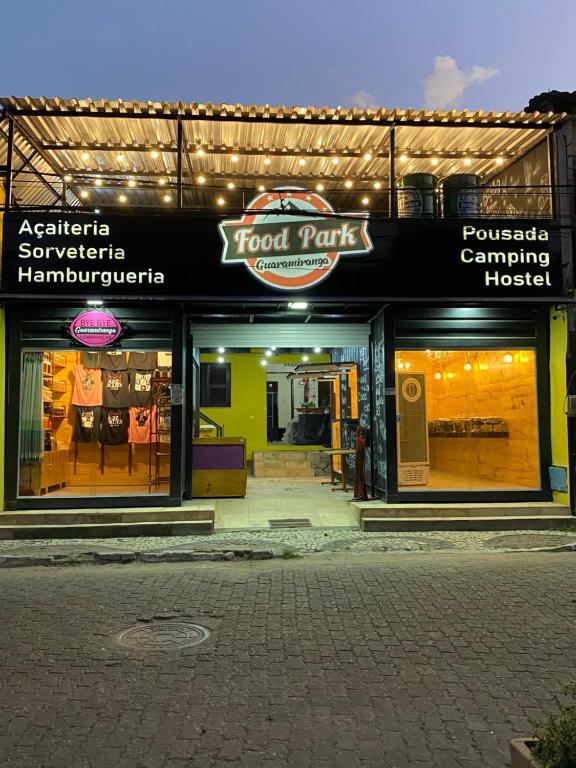 una señal de parque de alimentos en la parte delantera de una tienda en Food park Guaramiranga en Guaramiranga