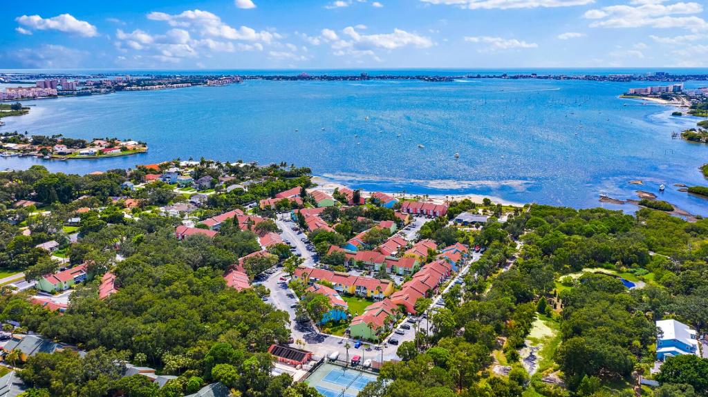 una vista aérea de un complejo situado junto al agua en Your Hidden Private Gem "La Playa Azul", en San Petersburgo