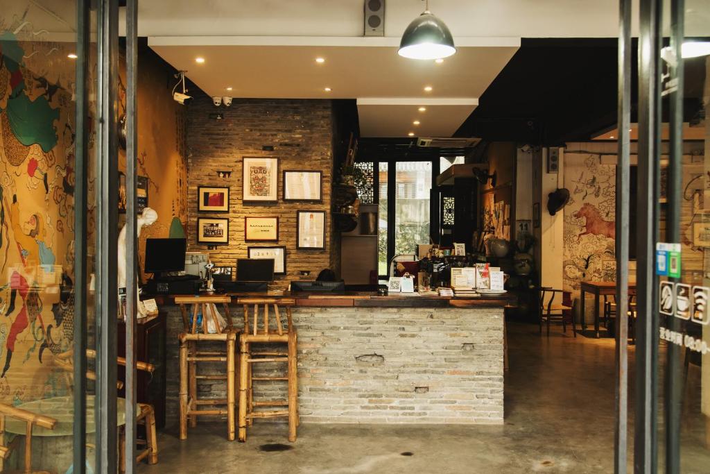 a bar in a restaurant with a brick wall at Jingdezhen International Youth Hostel in Jingdezhen
