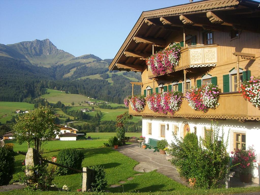 un edificio con cajas de flores en su lado en Vorderstockerhof, en Sankt Johann in Tirol