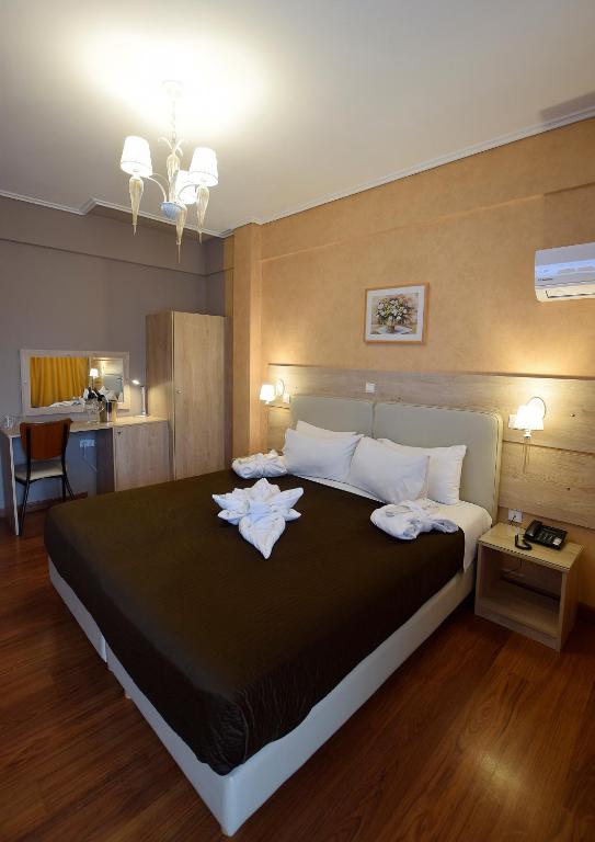 Łóżko lub łóżka w pokoju w obiekcie John's Hotel