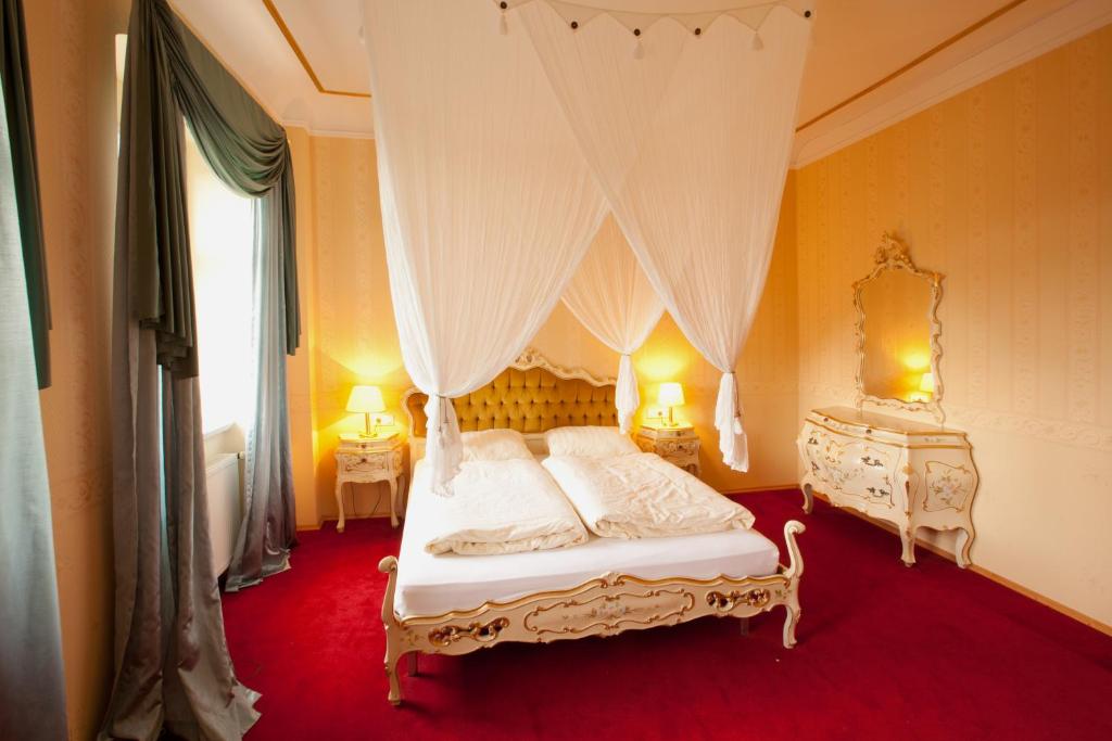 Postel nebo postele na pokoji v ubytování Schloss Beichlingen