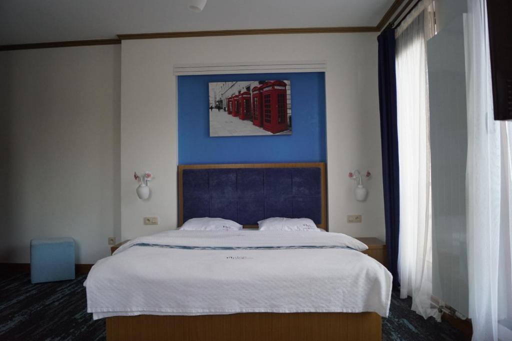 Postel nebo postele na pokoji v ubytování Fly inn Hotel Lounge