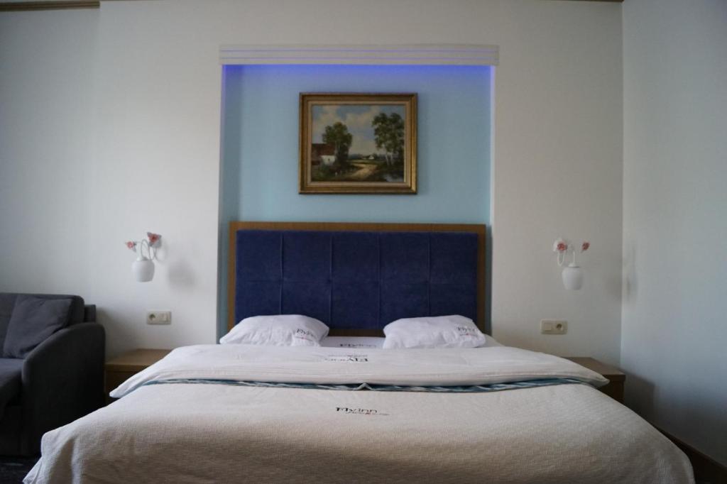 Postel nebo postele na pokoji v ubytování Fly inn Hotel Lounge