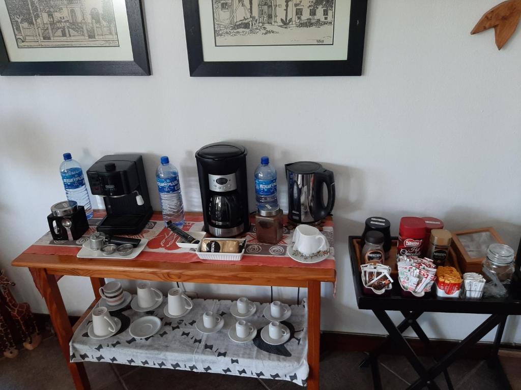 Příslušenství pro přípravu čaje a kávy v ubytování FIGTREE GUESTHOUSE